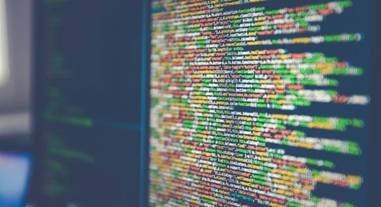 Écran d'ordinateur affichant du code source en Python ou PHP, symbolisant l'expertise en sécurité informatique et développement web dans le cadre de l'hébergement infogéré sur le cloud.