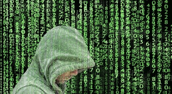 Profil d'un hacker en capuche avec un fond de code vert défilant, rappelant Matrix, symbolisant la sécurité et la protection dans le cadre de l'hébergement infogéré.