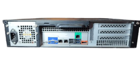 Vue arrière du serveur Winglobal Workstation, présentant un connecteur VGA, deux ports réseau Gigabit, un port KVM dédié et plusieurs ports USB 3.0, offrant une connectivité complète et polyvalente.