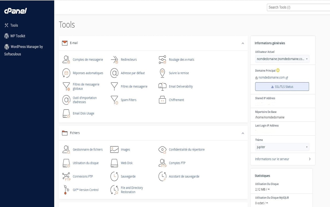 Capture d'écran de cPanel en mode utilisateur présentant la section 'Outils' avec des options de gestion d'e-mails et la section 'Fichiers' offrant des fonctionnalités telles que le gestionnaire de fichiers, le suivi de l'utilisation du disque et les options de sauvegarde