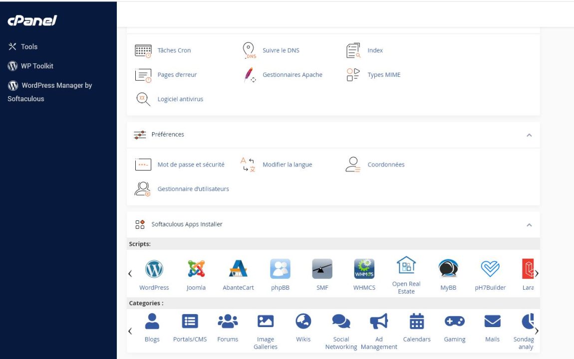 Capture d'écran de cPanel montrant la section 'Préférences' avec des options de personnalisation et sécurité, et la section 'Softaculous' affichant une gamme de logos de plugins populaires pour l'installation facile de CMS comme WordPress, Joomla, et phpBB