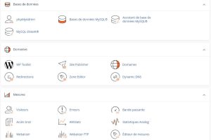 Capture d'écran de l'interface utilisateur de cPanel montrant la gestion de bases de données avec des boutons comme 'phpMyAdmin', 'Bases de Données MySQL', et la section domaines avec 'WP Toolkit', 'Site Publisher', ainsi que la section Mesures avec des options telles que 'Visiteurs', 'Erreurs', 'Bande Passante