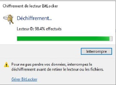 Capture d'écran montrant l'interface BitLocker pendant le déchiffrement du disque, affichant le pourcentage de progression du déchiffrement.