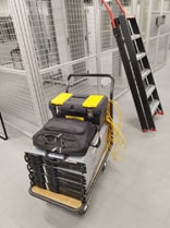 Vue de notre caddy de transport sécurisé, spécialement conçu pour le déplacement des serveurs sur les sites avec notre matériel de montage et de configuration de base. Ce caddy facilite le transport sûr et efficace du matériel essentiel, assurant que tout est prêt pour une installation et configuration sans encombre directement sur le site du client.