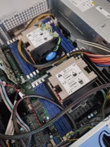 Vue de l'intérieur d'un serveur XeonDual ProMax en cours d'upgrade, montrant une carte mère double socket équipée de gros ventilateurs actifs pro. Cette image illustre les composants clés et le processus d'amélioration pour augmenter la performance et l'efficacité du serveur, soulignant notre capacité à optimiser les serveurs haut de gamme pour répondre aux exigences techniques avancées.