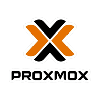 L'image montre le logo officiel de Proxmox VE, caractérisé par un 'X' noir entouré de deux flèches orange, symbolisant la flexibilité et la polyvalence de cette plateforme de virtualisation. Proxmox VE se distingue dans la gestion de virtualisation et de conteneurs open source, offrant une interface utilisateur intuitive et des fonctionnalités avancées pour une gestion simplifiée et efficace des infrastructures IT complexes, y compris les machines virtuelles et les conteneurs.