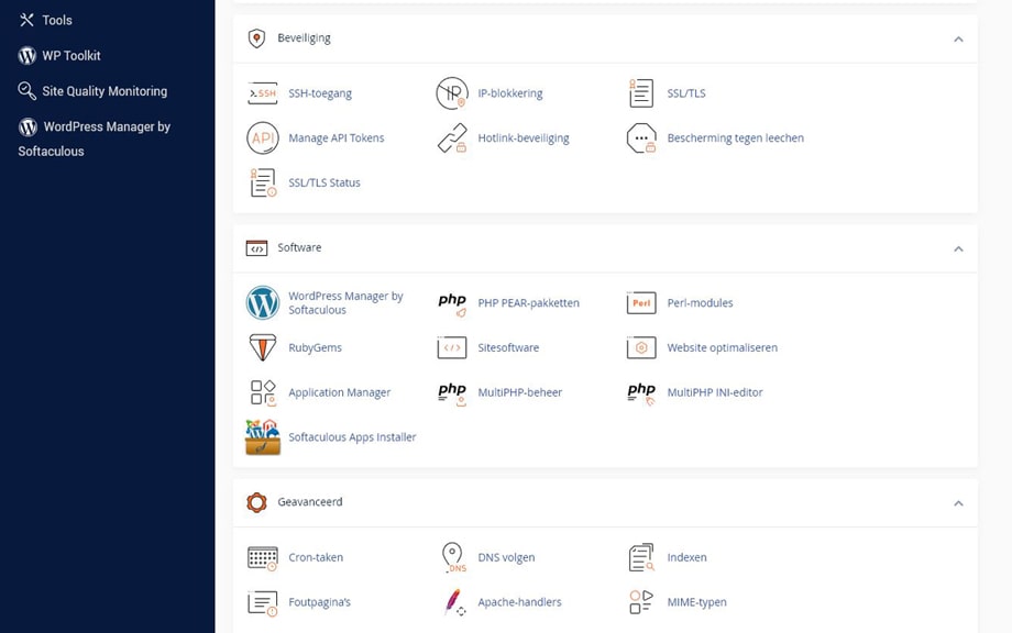 Screenshot van cPanel toont de 'Beveiliging'-sectie met opties zoals SSH-toegang, IP-blokkering, SSL/TLS, de 'Software'-sectie met tools zoals WordPress Manager, Softaculous, en de 'Geavanceerd'-sectie die functies biedt zoals cron-taken en antivirussoftware.