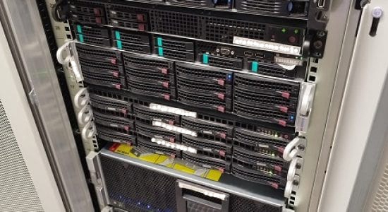 Open serverrack toont een reeks werkende servers, inclusief modellen van Dell, SuperMicro en Intel, wat een diverse en actieve serverinfrastructuur illustreert.