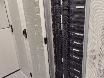 Open rack met uitgelijnde Chenbro serverracks, wat de high-performance serverinfrastructuur van StrictlyHosting.be voor e-commerce websites illustreert.