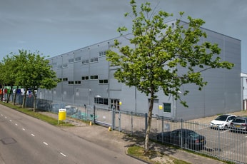 Buitenaanzicht van het StrictlyHosting.be datacenter in Aalsmeer, Amsterdam - Illustreert een hoogbeveiligd en milieubewust gebouw.