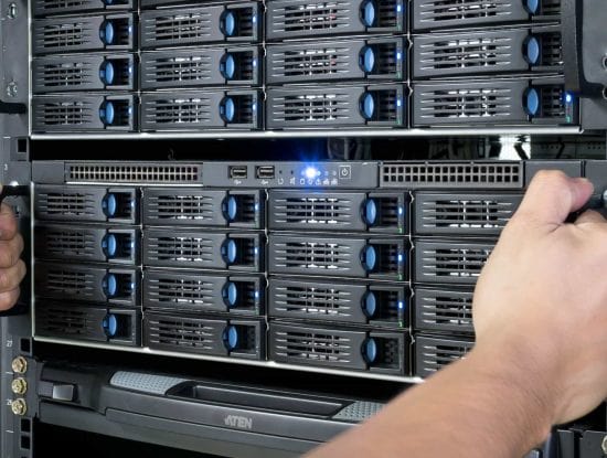 Technicus installeert 4U-servers met 16 schijven van 3,5 inch in een rack, wat hoge prestaties en betrouwbaarheid van de infrastructuur symboliseert.