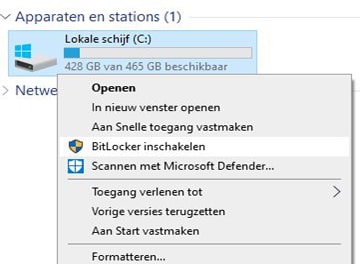 Schermafbeelding van de Windows Verkenner die een harde schijf toont met de optie ‘BitLocker inschakelen’ om de schijfversleuteling te starten.