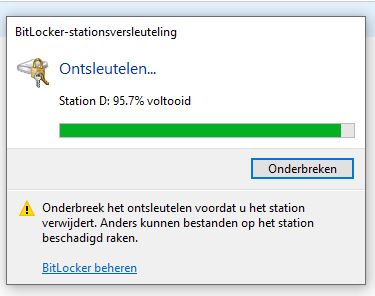 Schermafbeelding toont de BitLocker-interface tijdens de schijfdecryptie, met het voortgangspercentage van de decryptie.